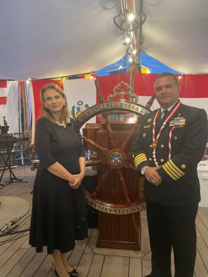 The Ambassador of Peru, H.E. Mrs. Franca Lorella Deza Ferreccio and
the Commanding Officer of the B.A.P. Union, Mr. Juan José Roncagliolo Goméz