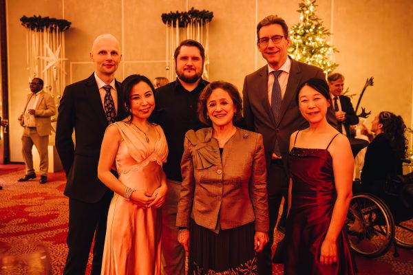 F.l.t.r.: soprano Kiyoko Tachikawa, Nanda Jagusiak-Monteiro, pianist Kanako, General Manager of Okura Hotel Michiel Roelfsma, tenor Raimonds Linãjs, Mayor of Amstelveen Tjapko Poppens / photo by Jelle Draper